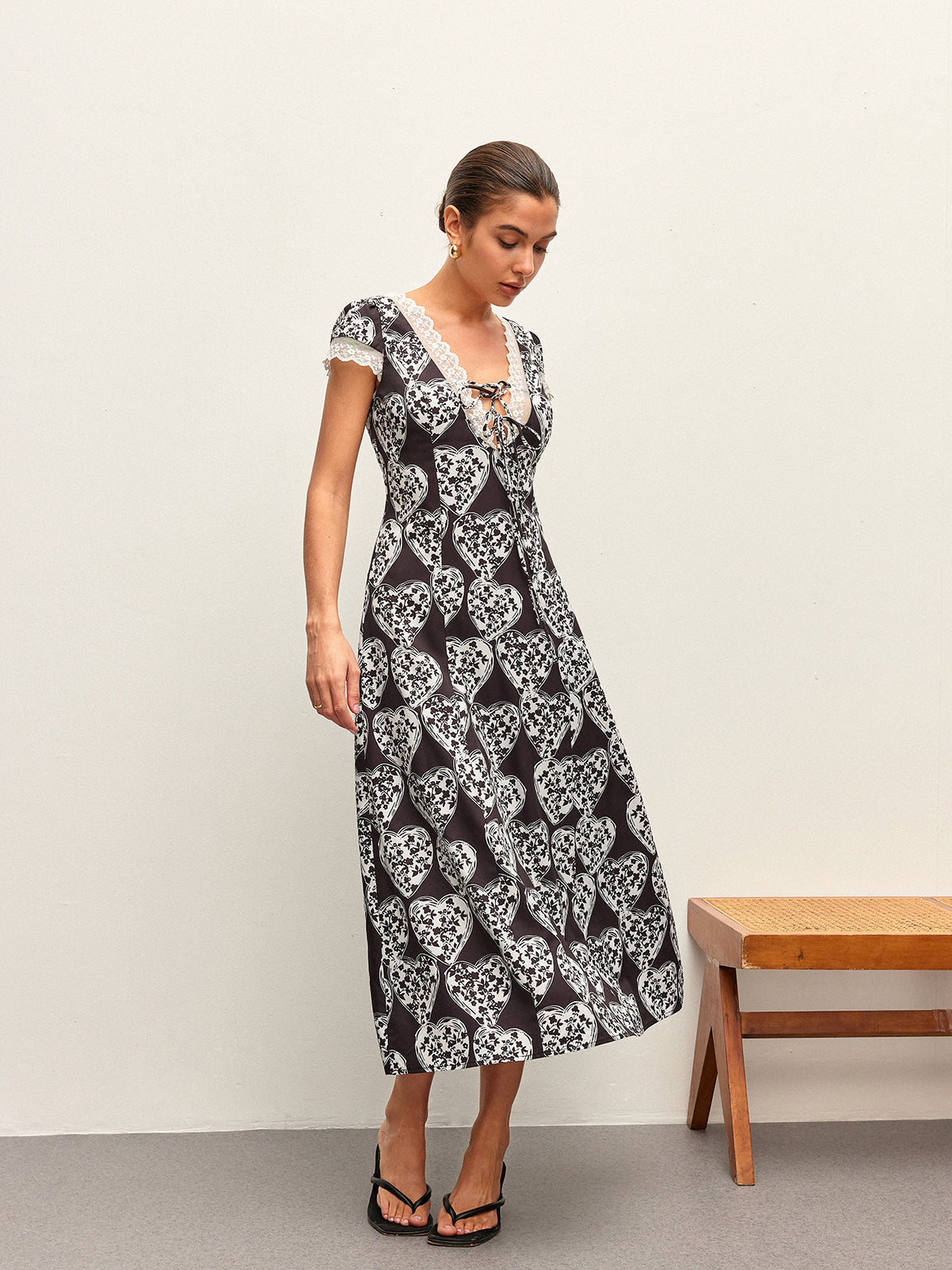 Çiçek Desenli V Yaka Fiyonk Bağlamalı Elbise