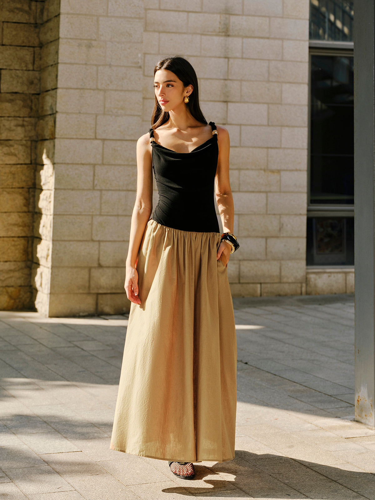 Metal Aksesuarlı Kolsuz Degaje Yaka Elbise