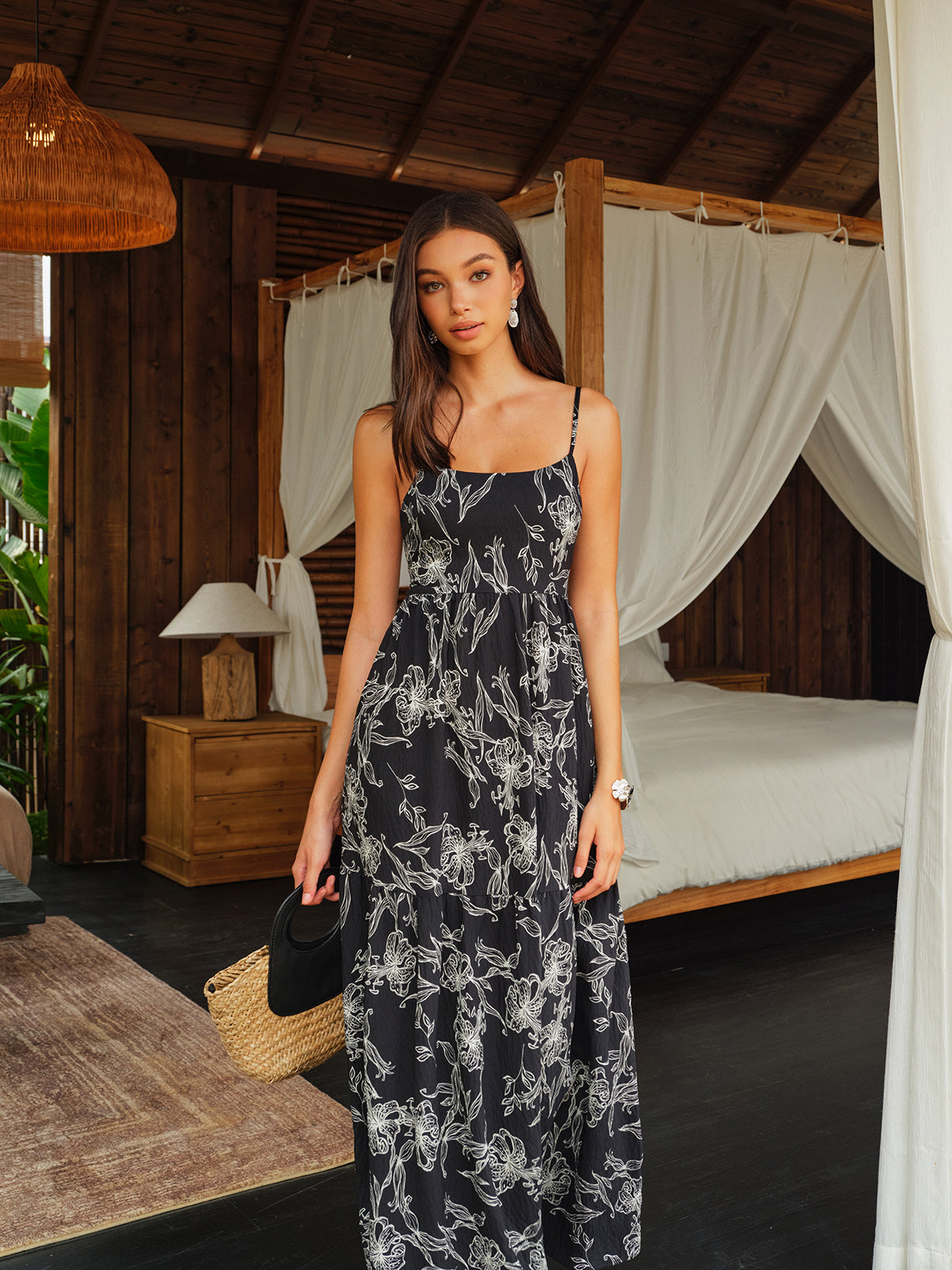 Sırt Dekolteli Çiçek Desenli İnce Askılı Elbise