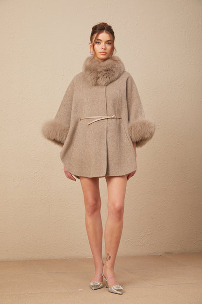 Chloris Yün ve Kürk Detaylı Kemerli Pelerin Ceket