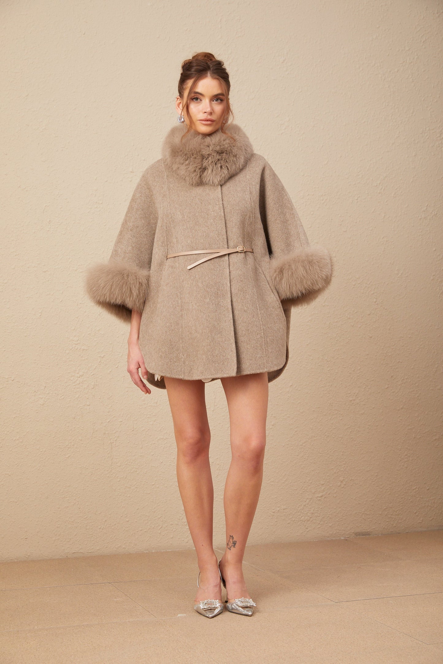 Chloris Yün ve Kürk Detaylı Kemerli Pelerin Ceket