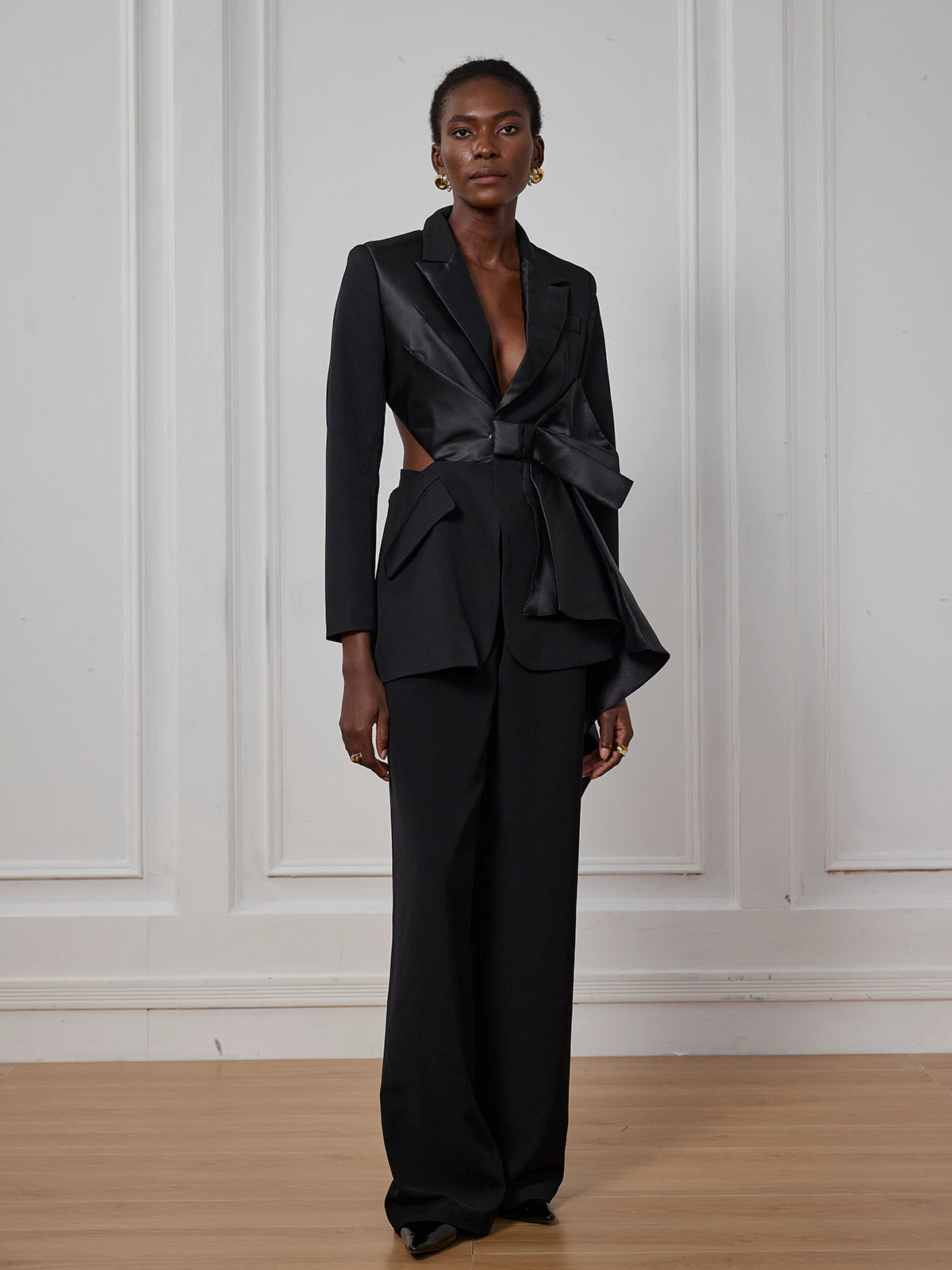 Alma Vücuda Oturan Kesik Detaylı Fiyonk Ceket