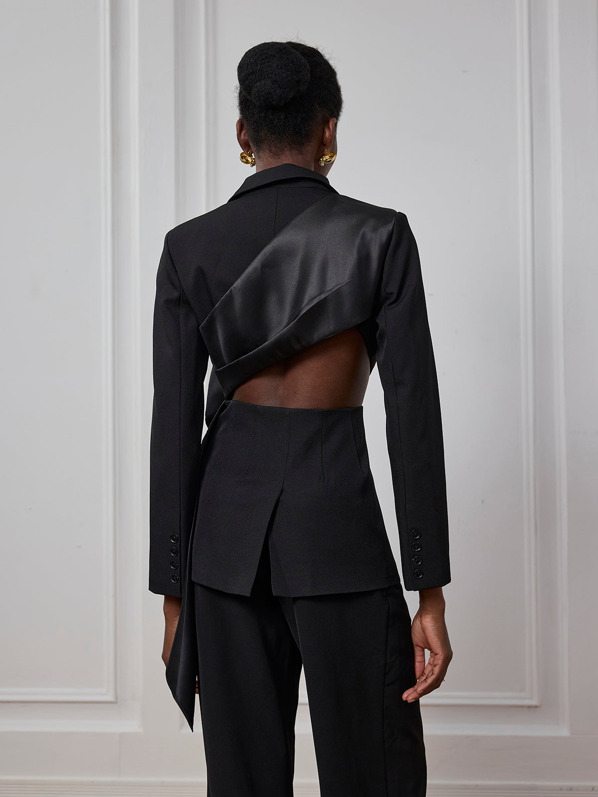 Alma Vücuda Oturan Kesik Detaylı Fiyonk Ceket