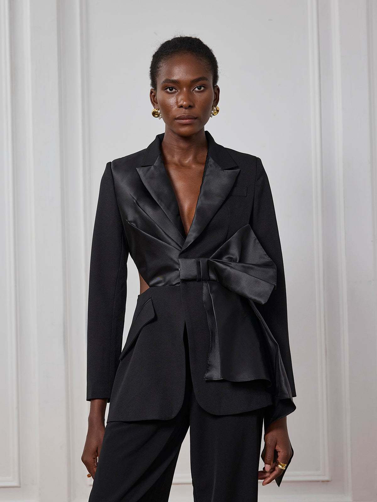 Alma Vücuda Oturan Kesik Detaylı Fiyonk Ceket