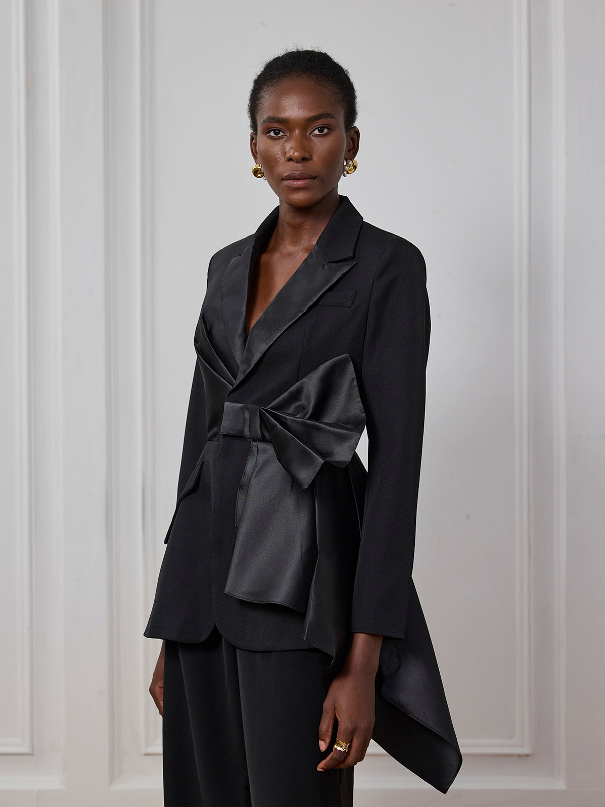 Alma Vücuda Oturan Kesik Detaylı Fiyonk Ceket