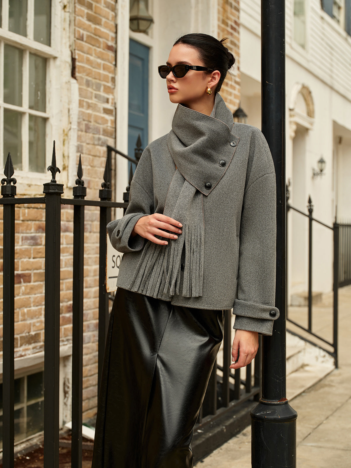 Kırçıllı Yün Palto ve Uyumlu Püskül Fular