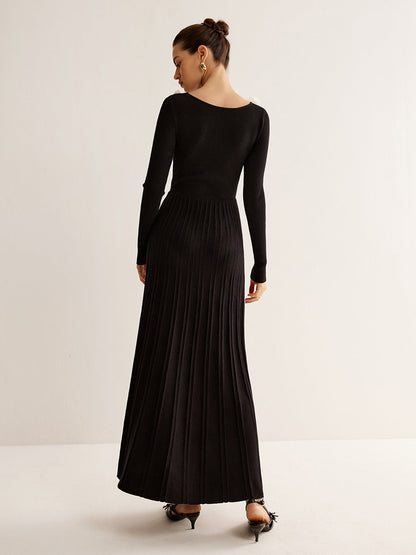 Çiçek Detaylı Pileli Triko Elbise