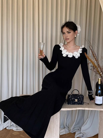 Çiçek Detaylı Pileli Triko Elbise