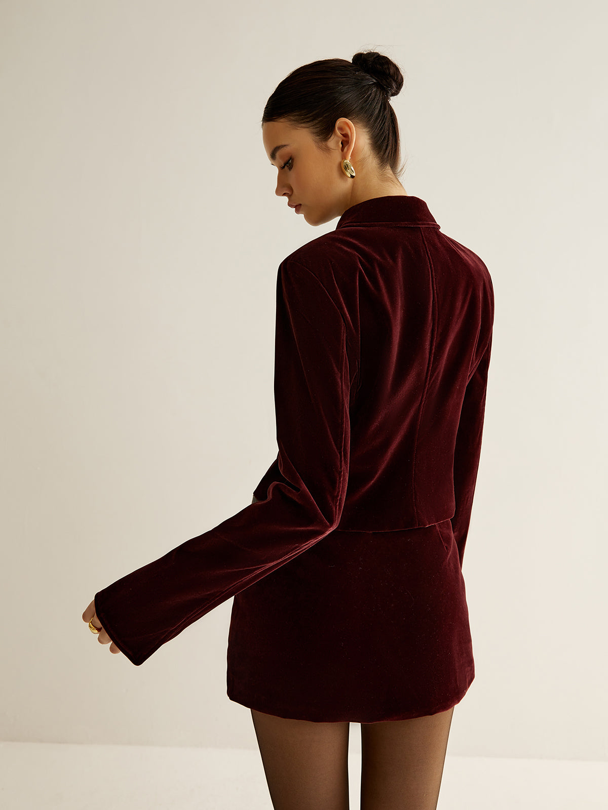 Kadife Yaka Detaylı Kısa Blazer Ceket