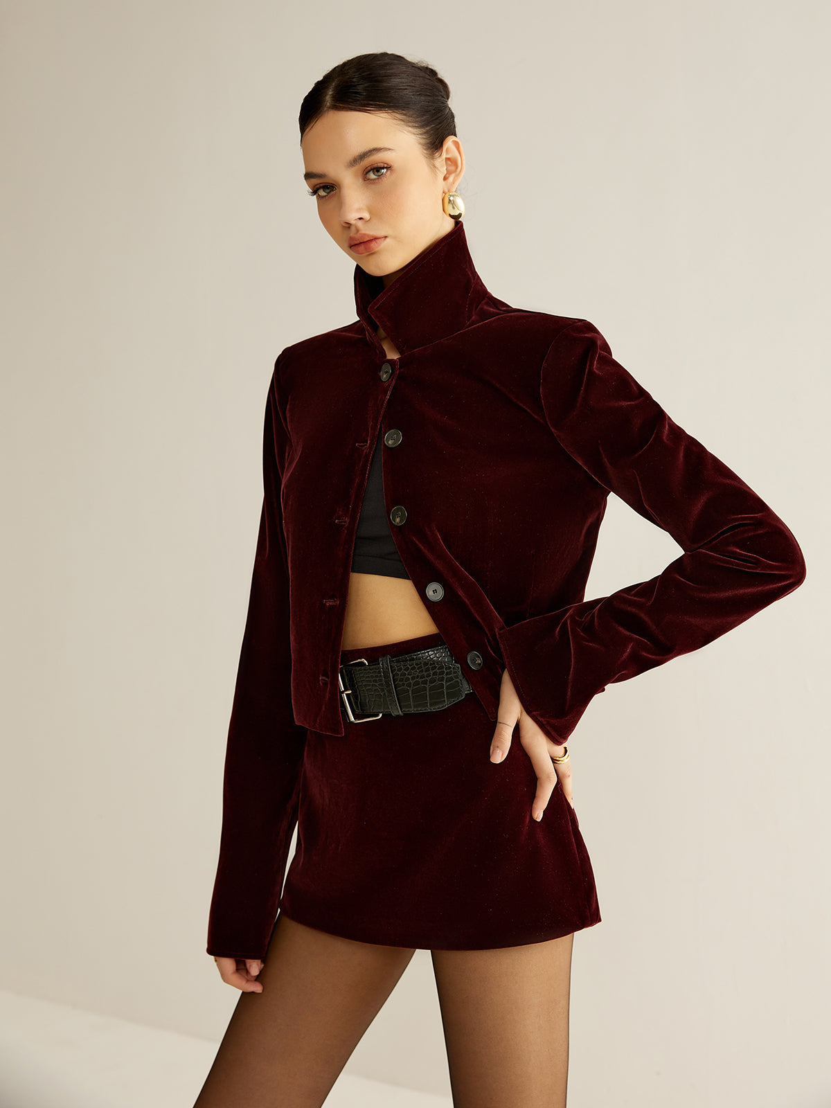 Kadife Yaka Detaylı Kısa Blazer Ceket