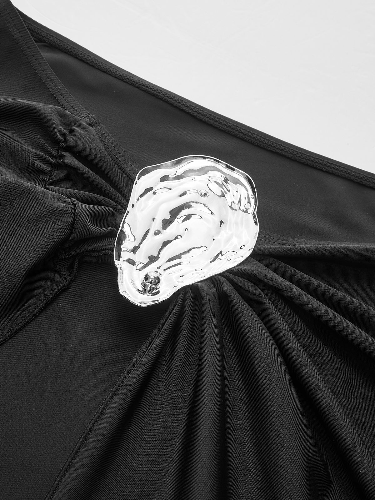 Şık Dönüş Sarong Etek, Şık Metal Aksesuarlara Sahip