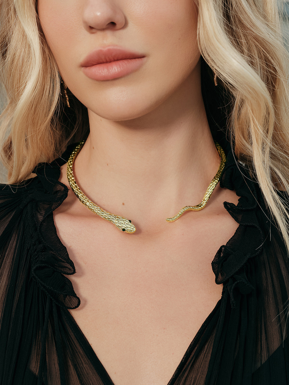Şık Yılan Esintili Choker Kolye