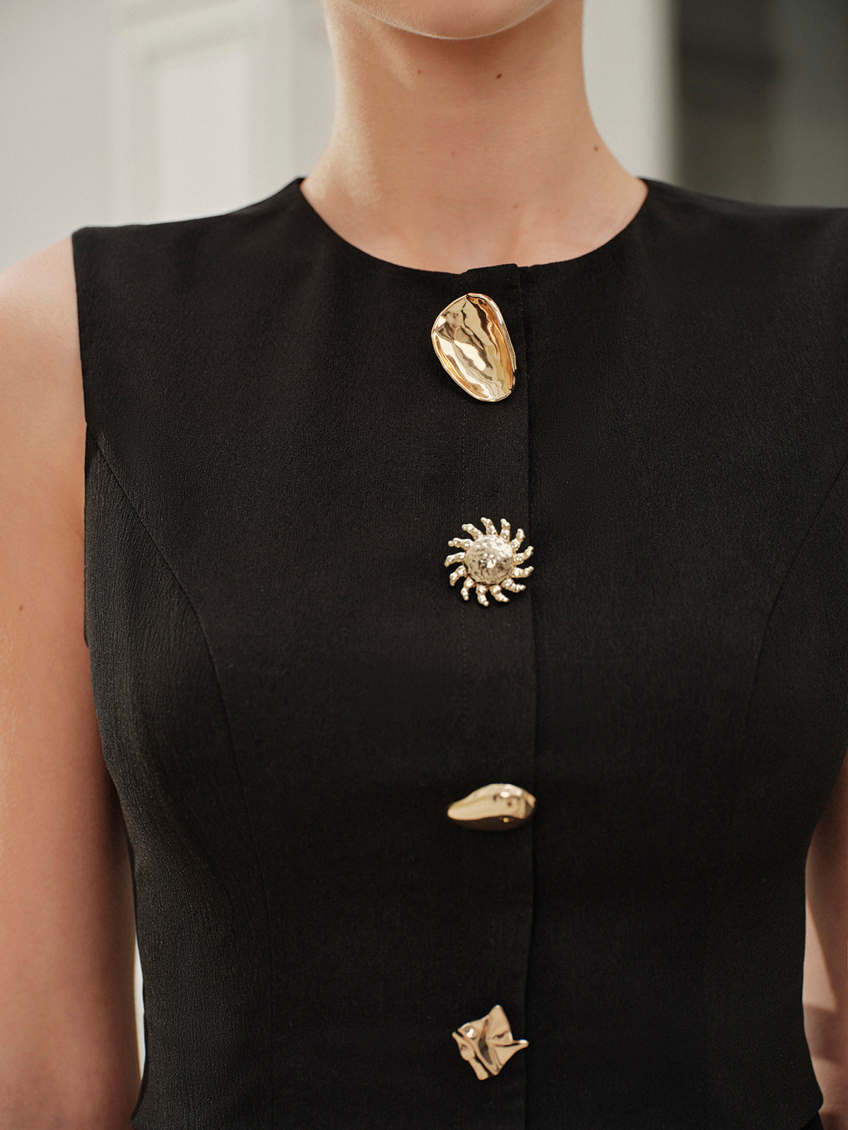 Cepli Fırfırlı Etek Düğmeli Kolsuz Elbise