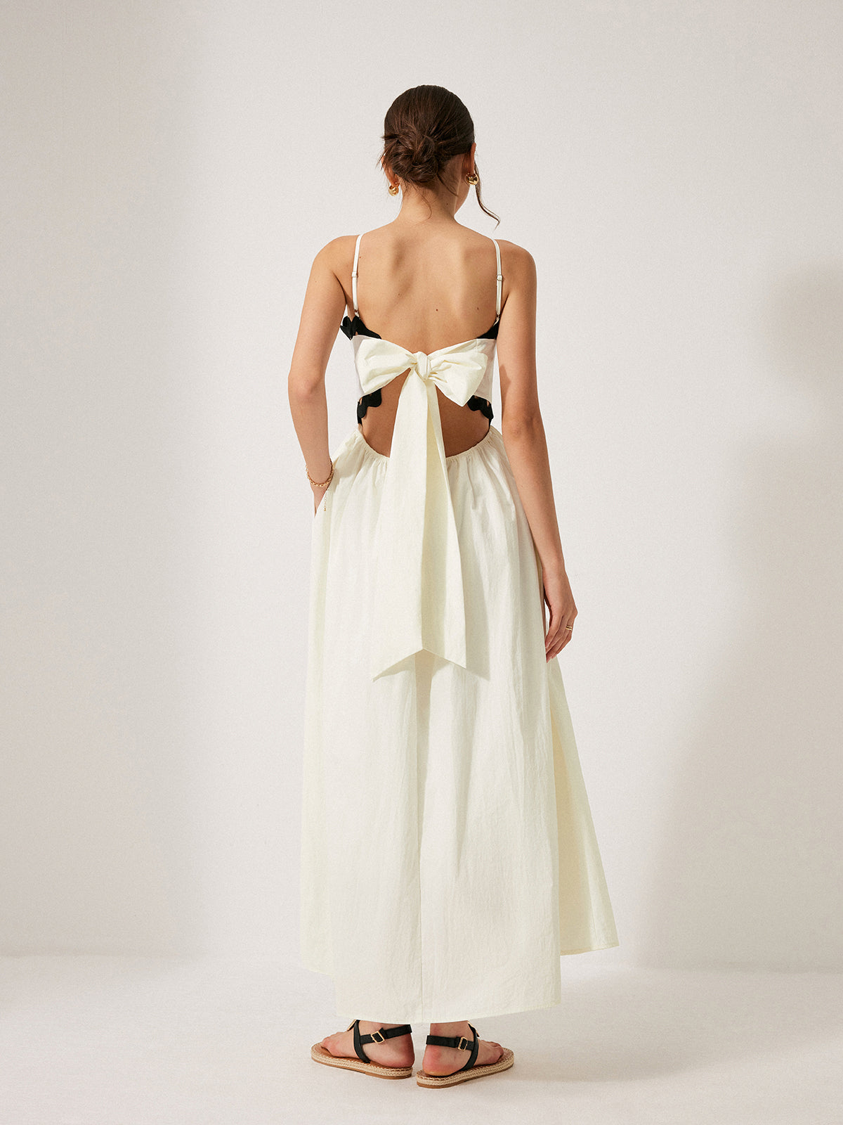 Dantel Kenar Detaylı Sırtı Bağcıklı Elbise