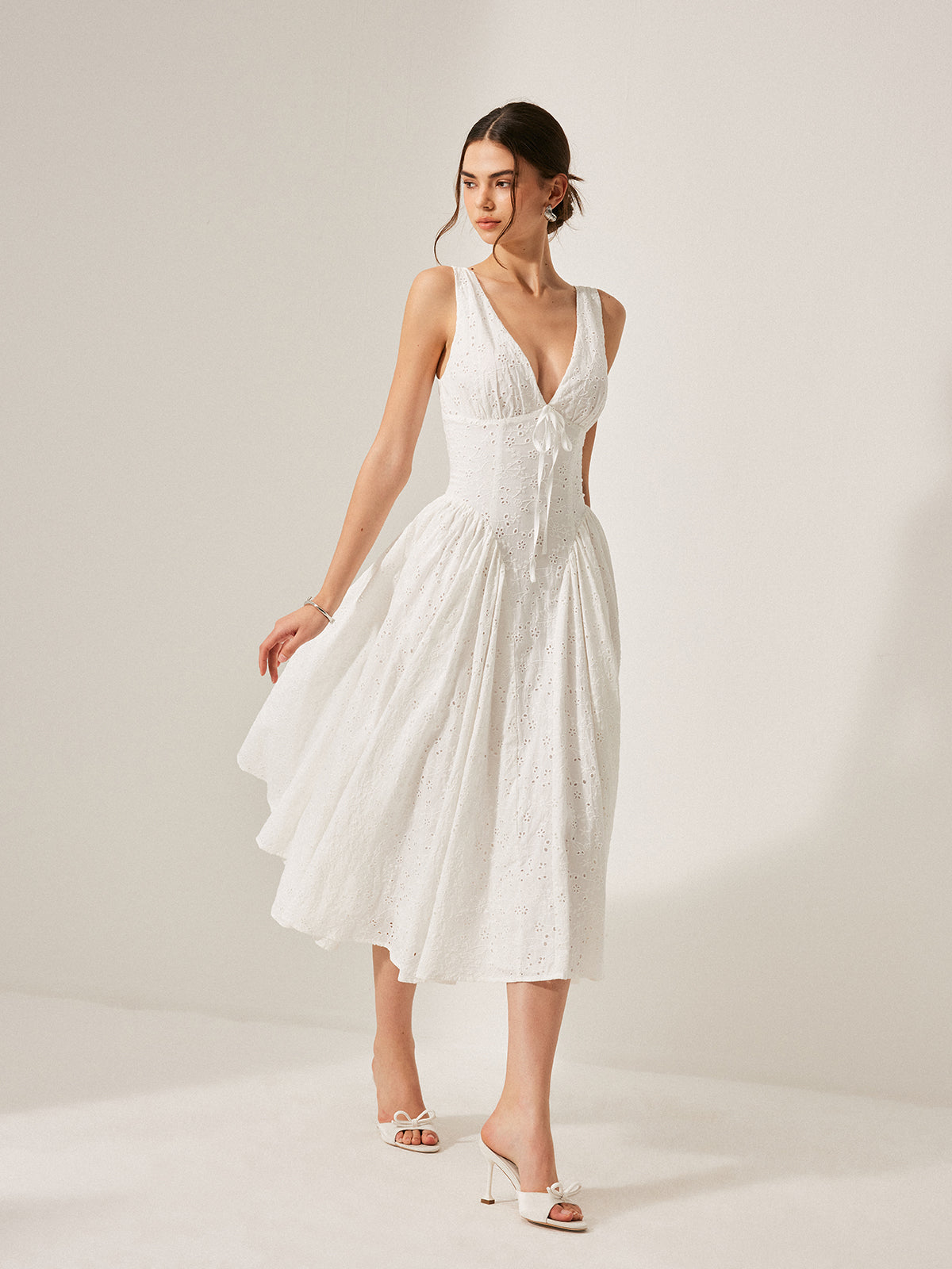 Pamuklu Nakışlı Sırtı Bağlamalı Elbise