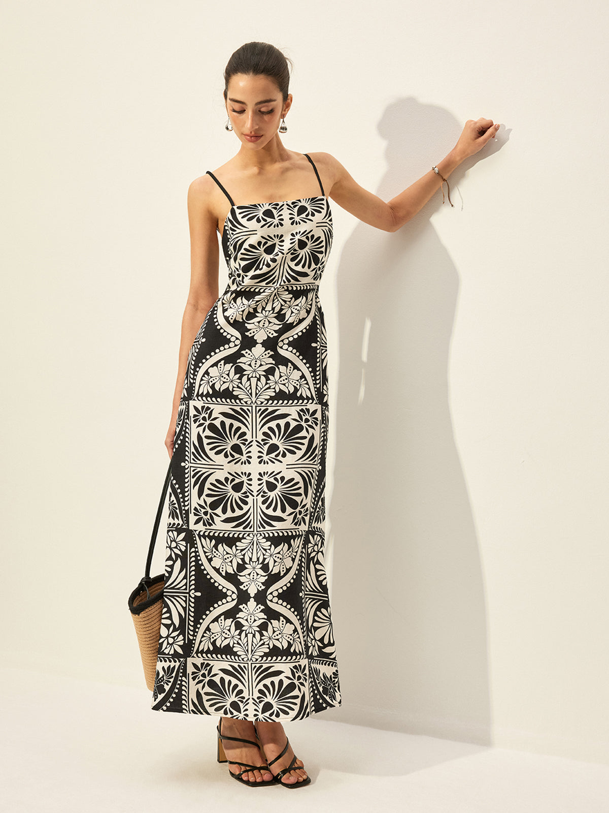 Çiçek Desenli İnce Askılı Elbise