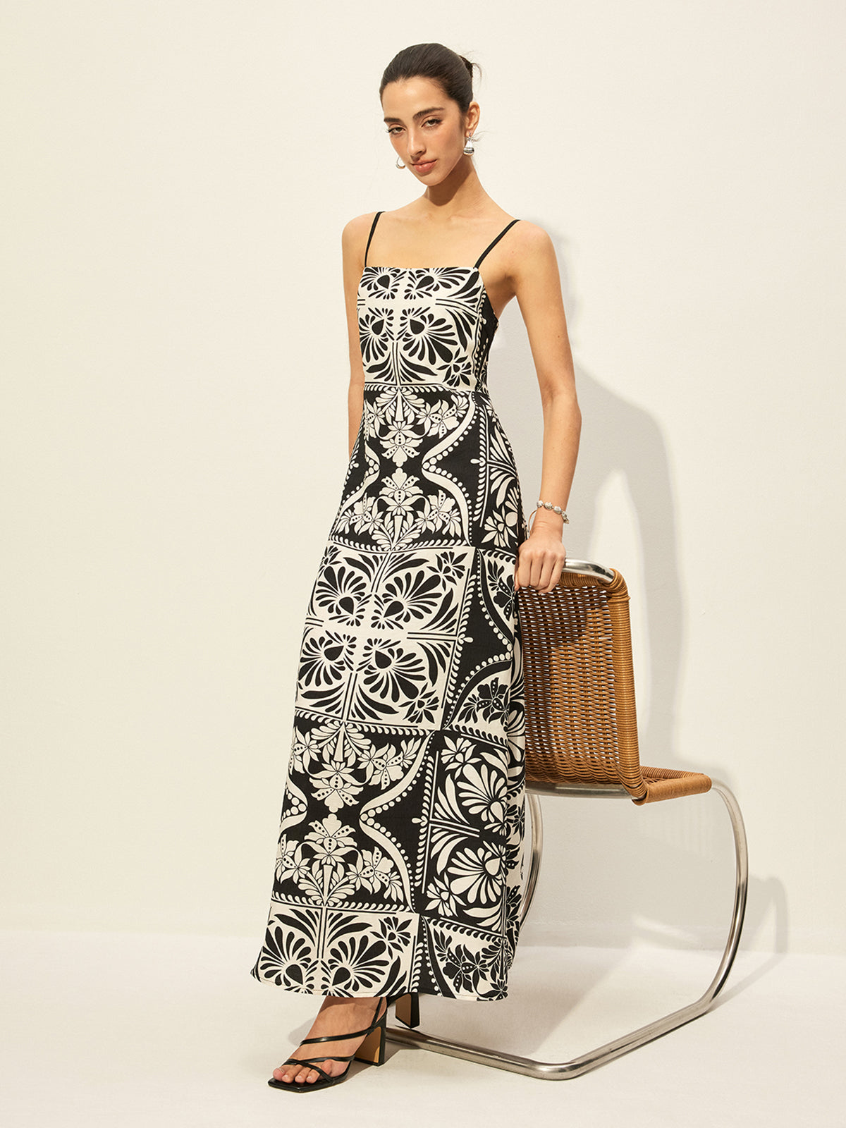 Çiçek Desenli İnce Askılı Elbise