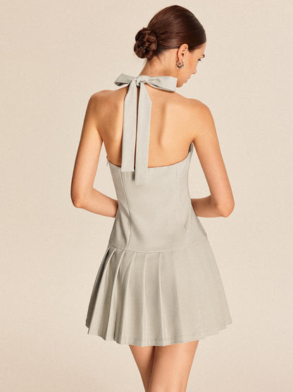 Metal Detaylı Bağlamalı Yaka Fermuarlı Pileli Kısa Elbise