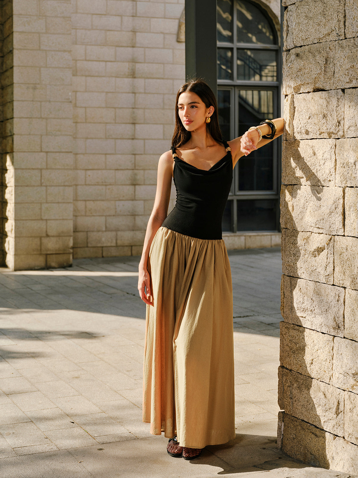 Metal Aksesuarlı Kolsuz Degaje Yaka Elbise