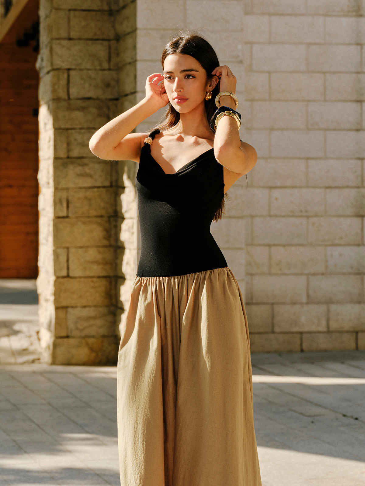 Metal Aksesuarlı Kolsuz Degaje Yaka Elbise