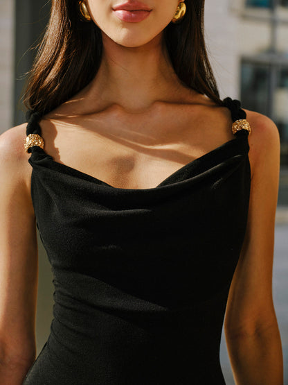 Metal Aksesuarlı Kolsuz Degaje Yaka Elbise