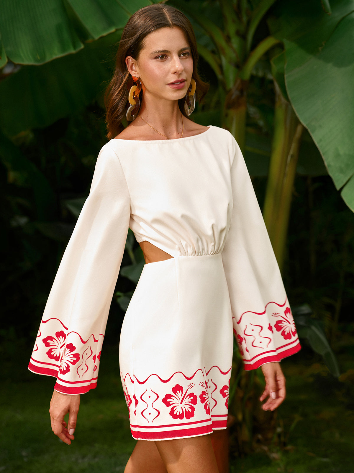 Çiçek İşlemeli Sırt Dekolteli Bağcıklı Elbise