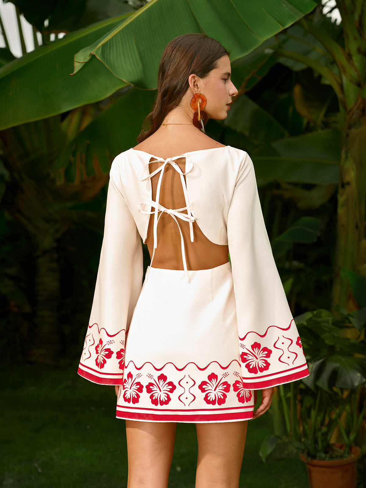 Çiçek İşlemeli Sırt Dekolteli Bağcıklı Elbise