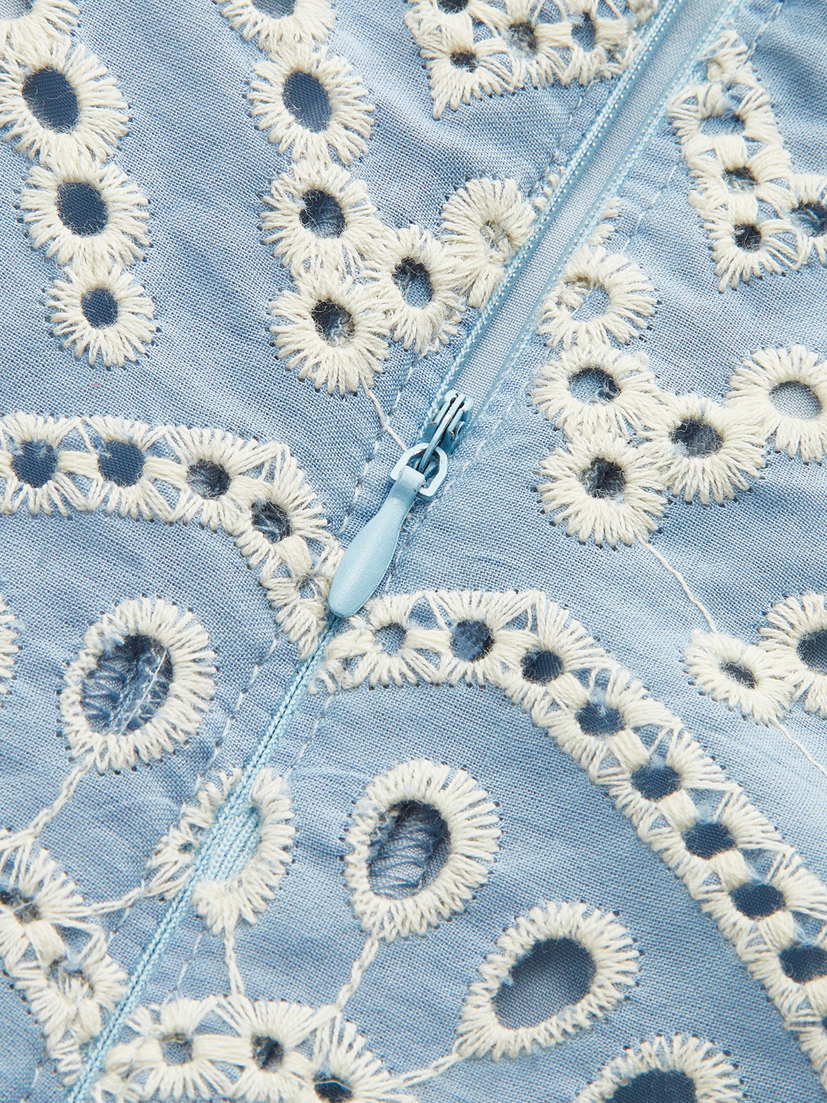 Yarı Şeffaf Nakışlı Gipür Askılı Elbise