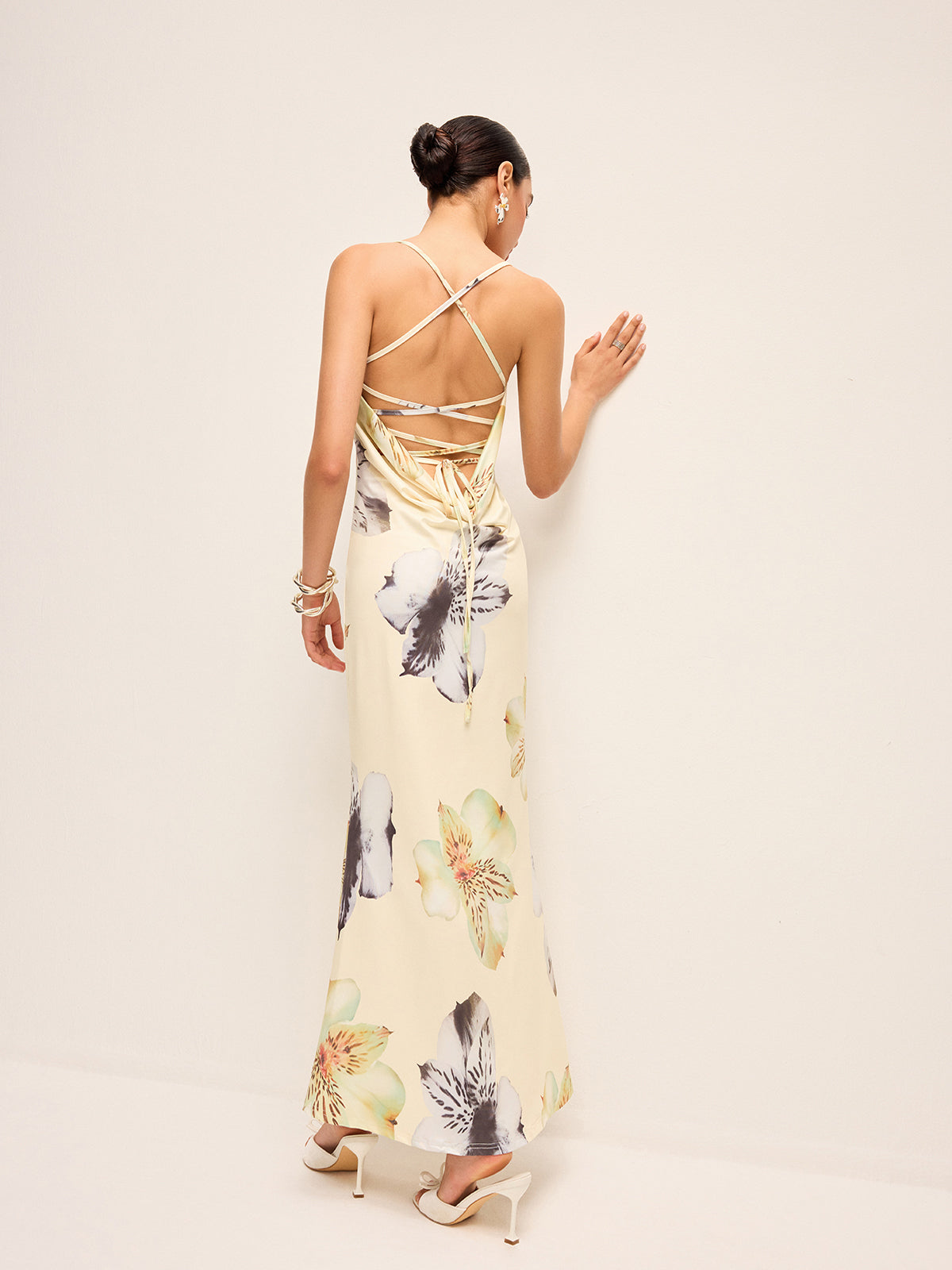 Sırtı Açık Bağcıklı Çiçek Desenli Elbise