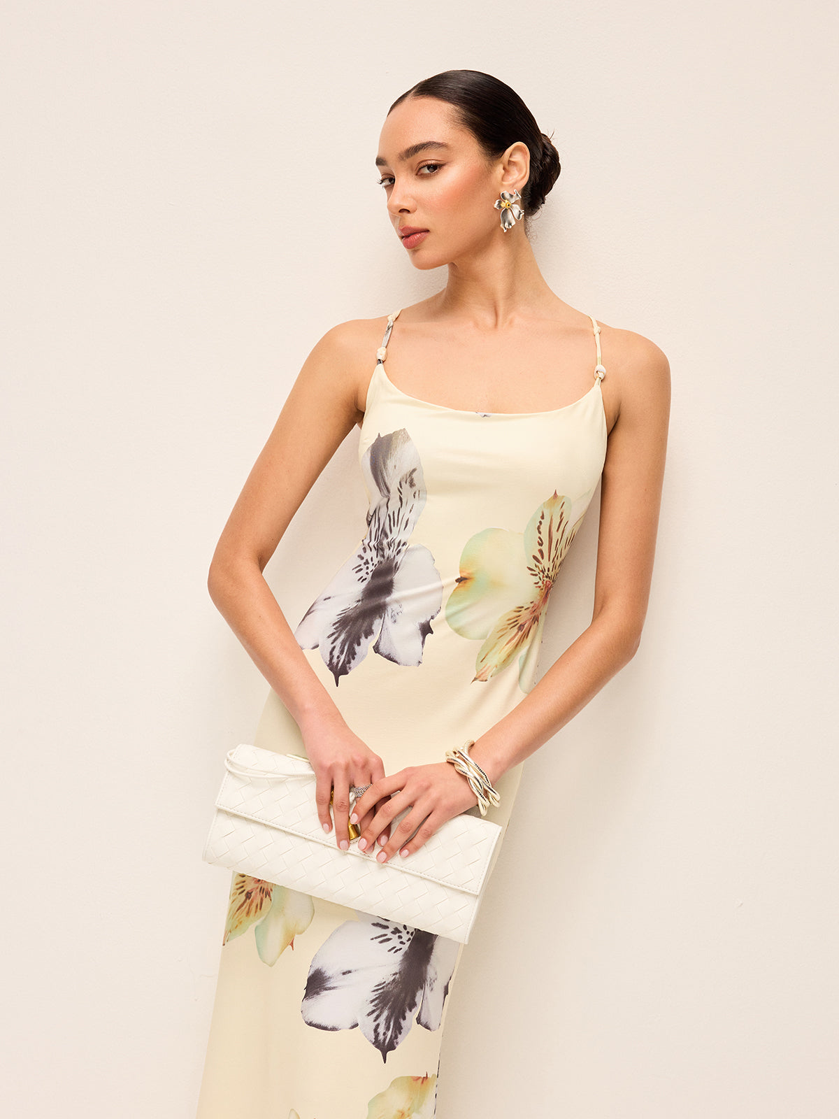 Sırtı Açık Bağcıklı Çiçek Desenli Elbise