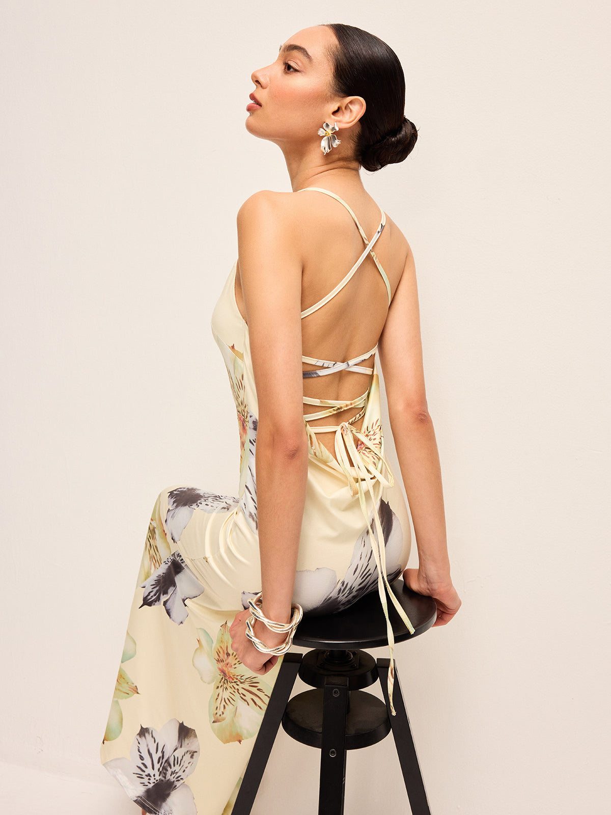 Sırtı Açık Bağcıklı Çiçek Desenli Elbise