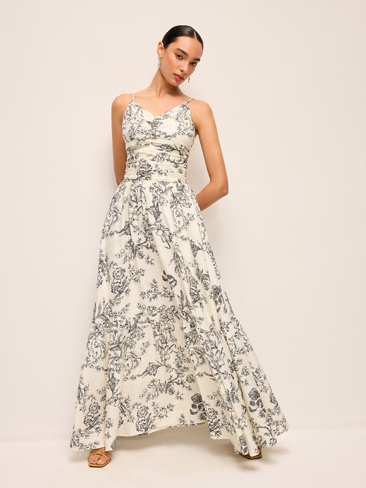 Çiçek Desenli Büzgülü Askılı Elbise