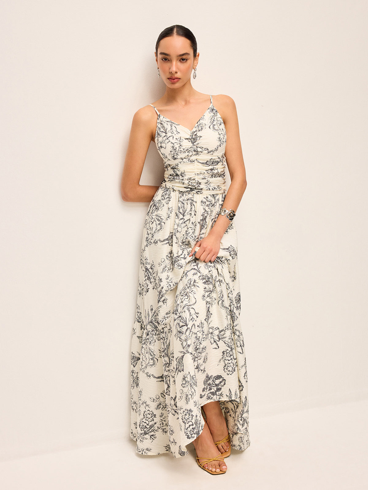 Çiçek Desenli Büzgülü Askılı Elbise