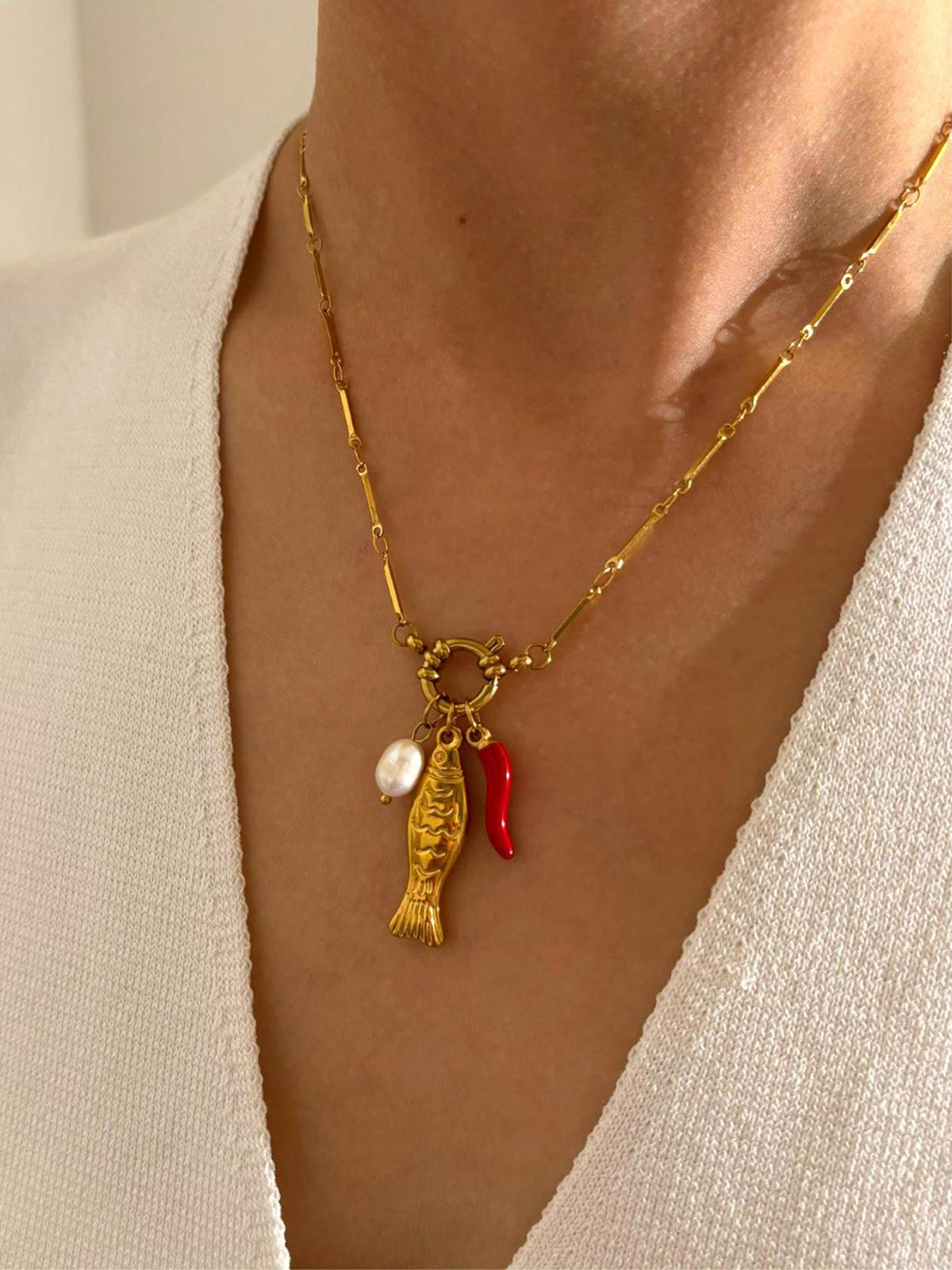 Balık ve Biber Motifli Zincir Kolye ile Benzersiz Bir Tarz