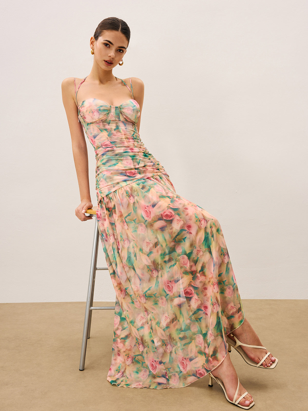 Çiçek Desenli Büzgülü Yüksek Yırtmaçlı Askılı Elbise