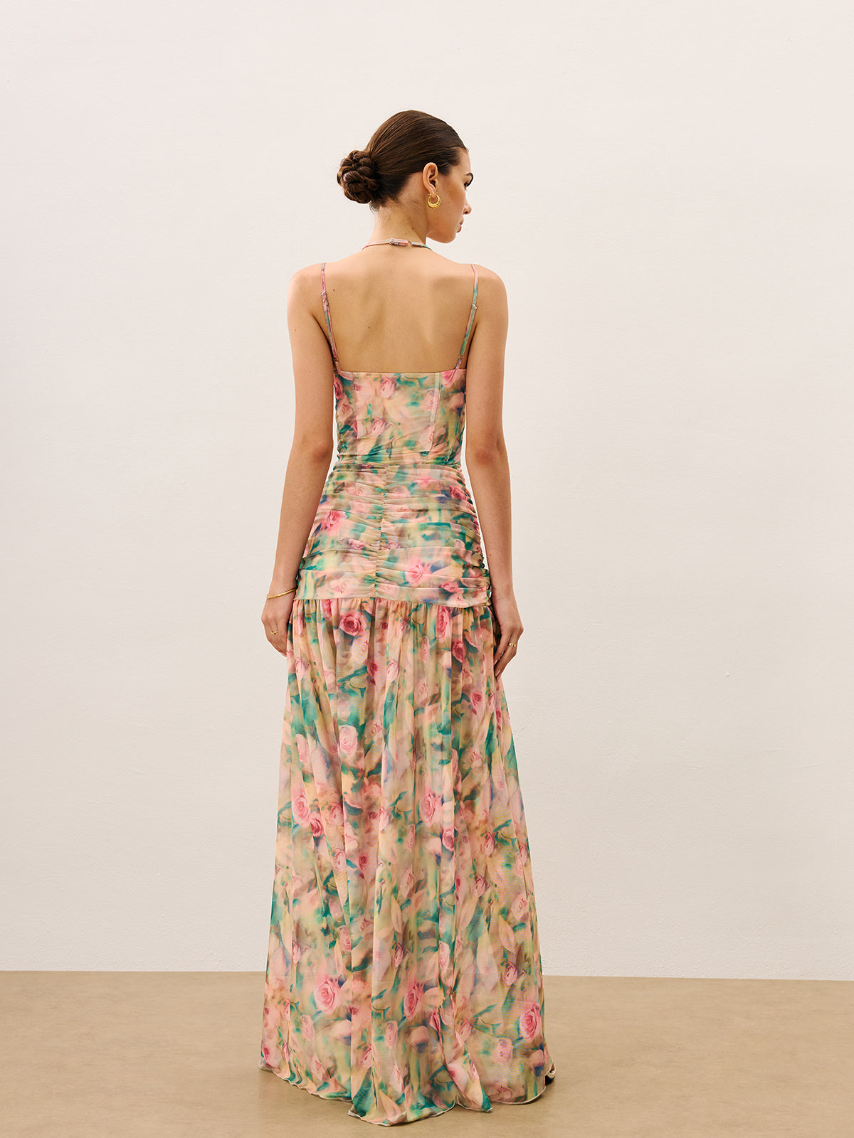 Çiçek Desenli Büzgülü Yüksek Yırtmaçlı Askılı Elbise