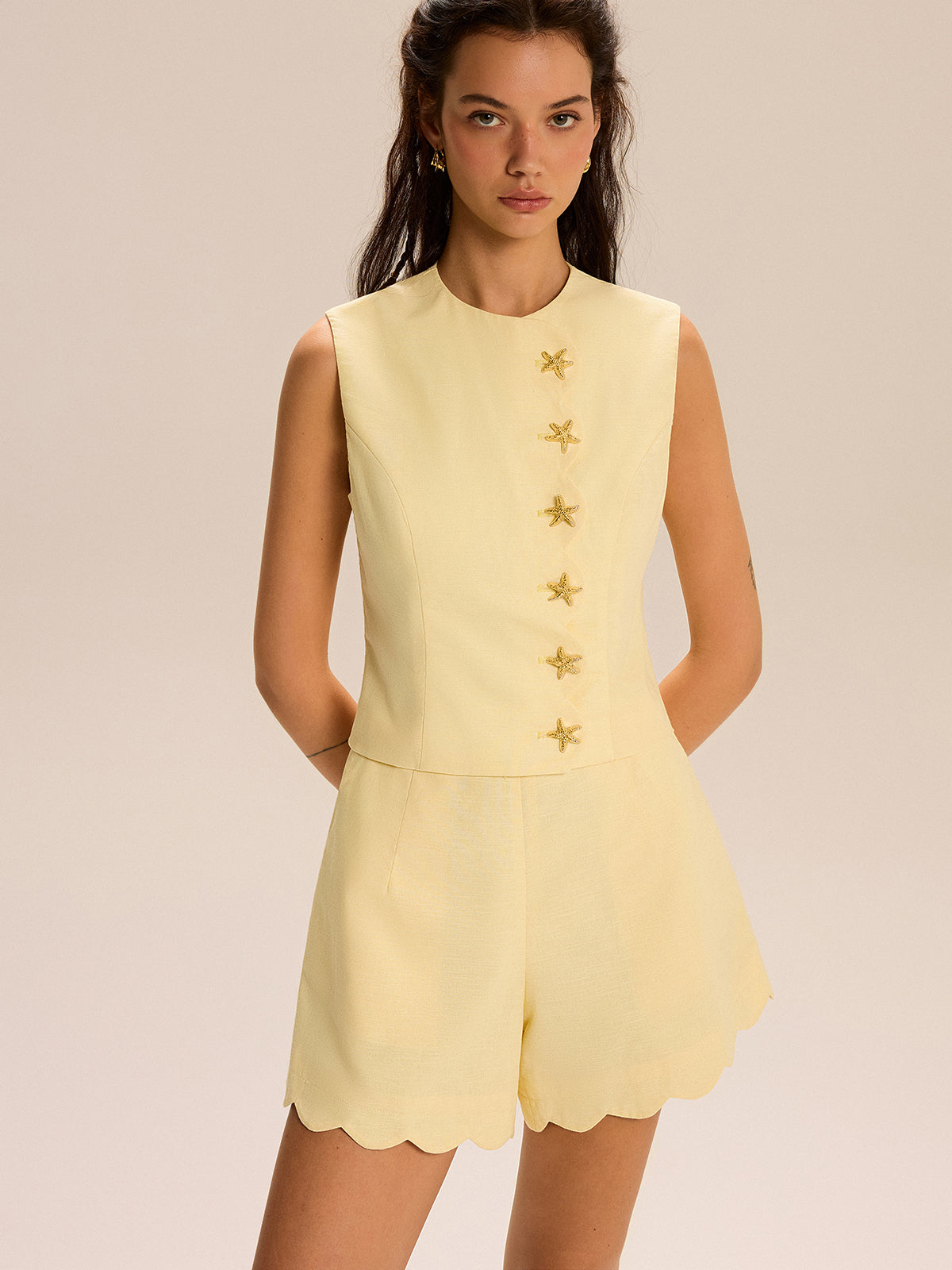 ChatGPT:  Dekoratif Düğmeli ve Dalga Uçlu Şort Takımı