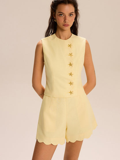 ChatGPT:  Dekoratif Düğmeli ve Dalga Uçlu Şort Takımı