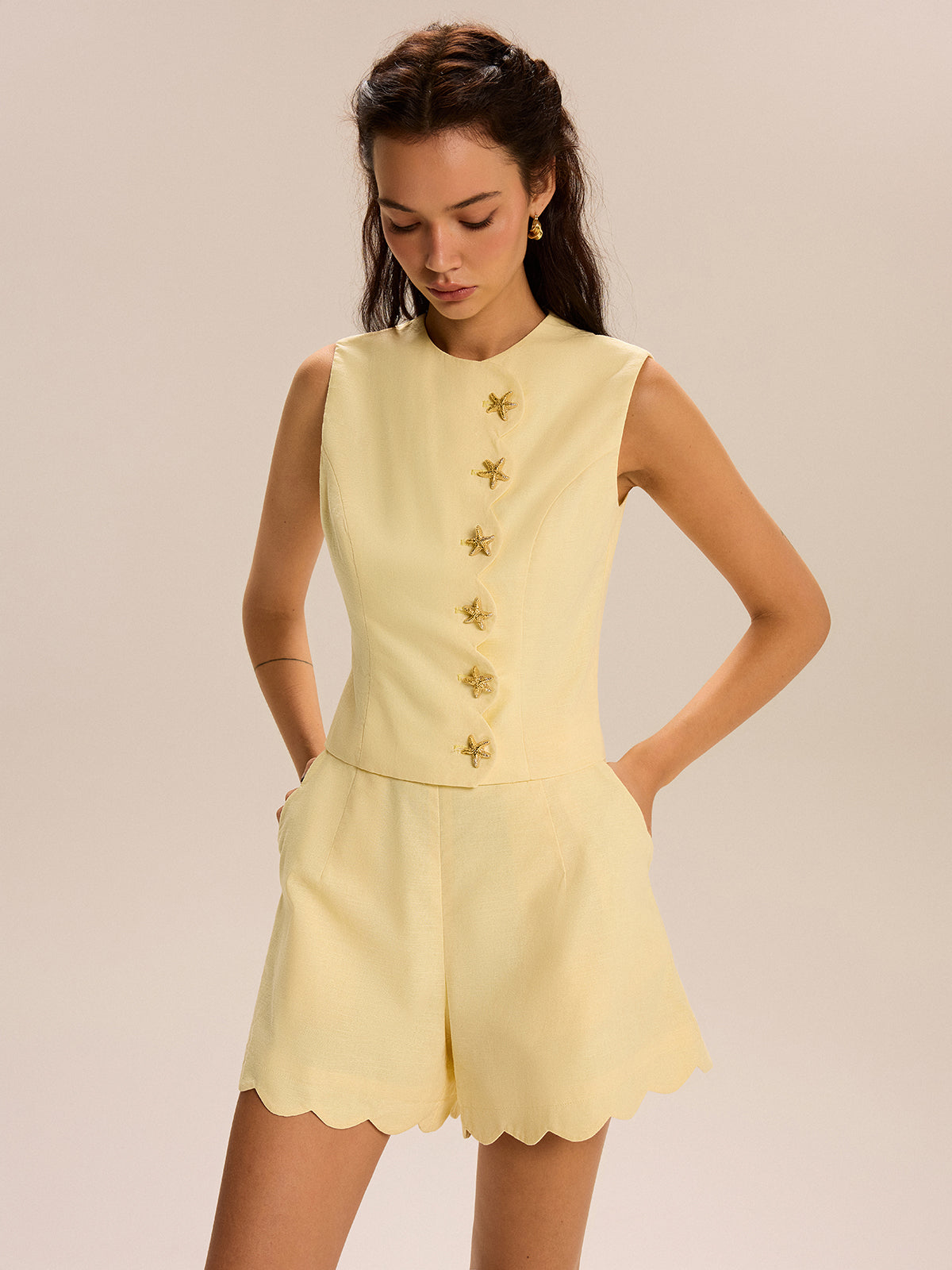 ChatGPT:  Dekoratif Düğmeli ve Dalga Uçlu Şort Takımı