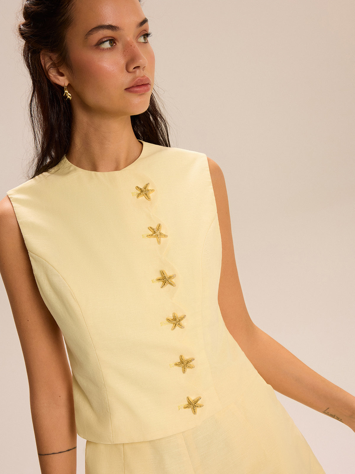 ChatGPT:  Dekoratif Düğmeli ve Dalga Uçlu Şort Takımı