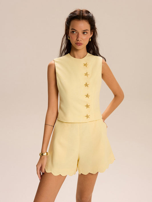 ChatGPT:  Dekoratif Düğmeli ve Dalga Uçlu Şort Takımı