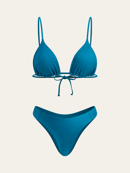 Üçgen Üst ve İki Alt Stili Bikini Takımı