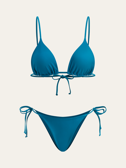 Üçgen Üst ve İki Alt Stili Bikini Takımı