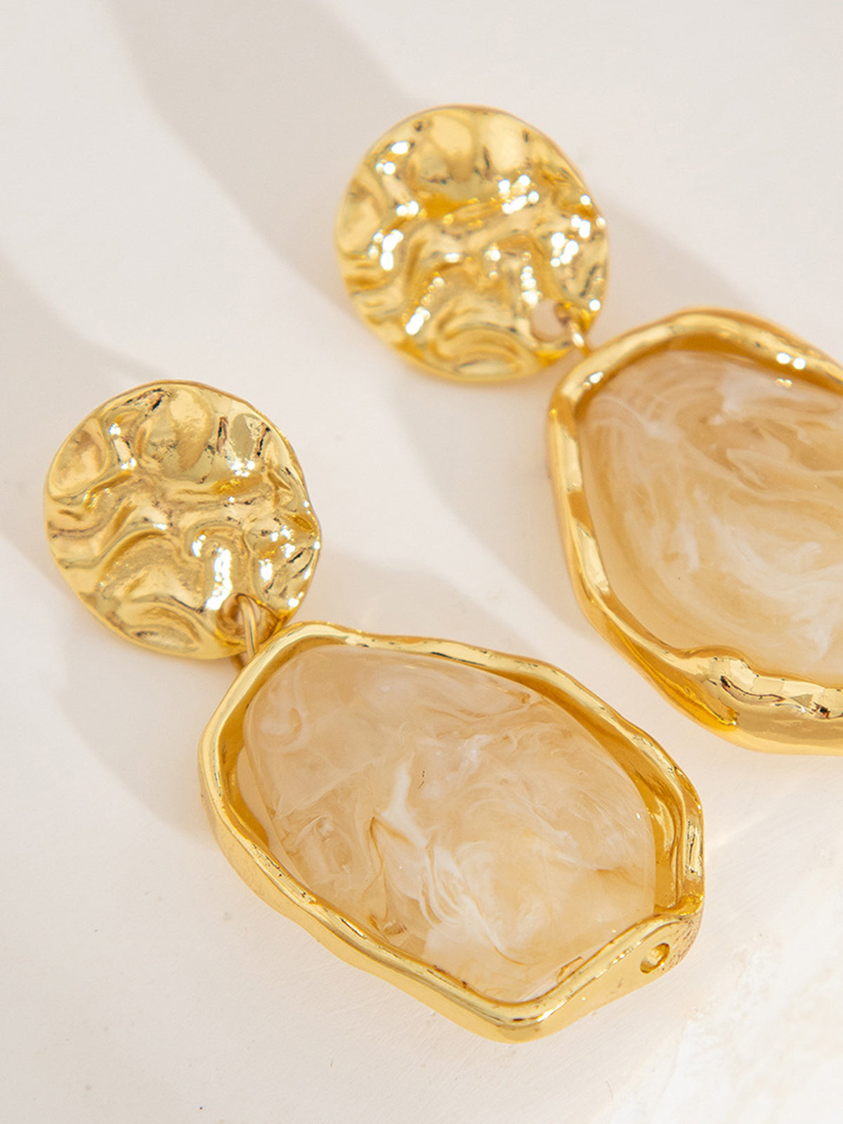 Altın Tonlu Düzensiz Taş Küpeler